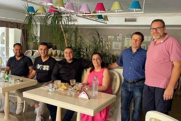 &Mu;&epsilon; &mu;&epsilon;&gamma;ά&lambda;&eta; &sigma;&upsilon;&mu;&mu;&epsilon;&tau;&omicron;&chi;ή &omicron;&iota; &epsilon;&kappa;&lambda;&omicron;&gamma;έ&sigmaf; &sigma;&tau;&omicron; &Sigma;ύ&lambda;&lambda;&omicron;&gamma;&omicron; &Pi;&omicron;&lambda;&upsilon;&tau;έ&kappa;&nu;&omega;&nu; &mu;&epsilon; &tau;&rho;ί&alpha; &Pi;&alpha;&iota;&delta;&iota;ά &Nu;. &Eta;&mu;&alpha;&theta;ί&alpha;&sigmaf;