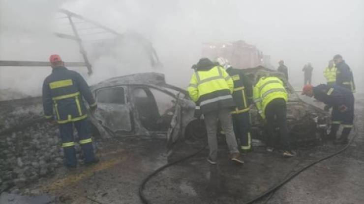 Διόδια Πολυμύλου: Με 80χλμ/ώρα &quot;καρφώθηκε&quot; η νταλίκα στο όχημα των ηλικιωμένων