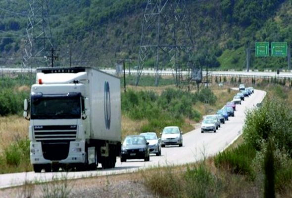 Πρόστιμο 1000€ στα φορτηγά που κινούνται χωρίς ειδική άδεια στις παράπλευρες οδούς