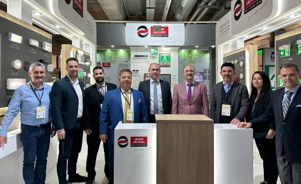 &Epsilon;&pi;&iota;&tau;&upsilon;&chi;&eta;&mu;έ&nu;&eta; &sigma;&upsilon;&mu;&mu;&epsilon;&tau;&omicron;&chi;ή &tau;&eta;&sigmaf; OLYMPIAELECTRONICS A.E. &sigma;&tau;&eta;&nu; &kappa;&omicron;&rho;&upsilon;&phi;&alpha;ί&alpha; &epsilon;&mu;&pi;&omicron;&rho;&iota;&kappa;ή έ&kappa;&theta;&epsilon;&sigma;&eta; LIGHT&amp;BUILDING 2024