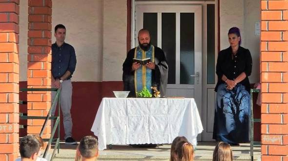 &Alpha;&gamma;&iota;&alpha;&sigma;&mu;ό&sigmaf; &sigma;&tau;&omicron; &Delta;&eta;&mu;&omicron;&tau;&iota;&kappa;ό &Sigma;&chi;&omicron;&lambda;&epsilon;ί&omicron; &Nu;&eta;&sigma;ί&omicron;&upsilon; - &Mu;&iota;&alpha; &nu;έ&alpha; &sigma;&chi;&omicron;&lambda;&iota;&kappa;ή &chi;&rho;&omicron;&nu;&iota;ά &gamma;&epsilon;&mu;ά&tau;&eta; &sigma;&chi;έ&delta;&iota;&alpha;, &delta;&rho;ά&sigma;&epsilon;&iota;&sigmaf; &kappa;&alpha;&iota; ό&nu;&epsilon;&iota;&rho;&alpha;