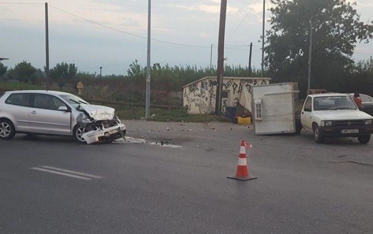 Τροχαίο ατύχημα στην ΠΕΟ Αλεξάνδρειας - Κατερίνης πριν το Νησέλι Ημαθίας - Υλικές ζημιές