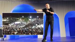 Ο «Εξωγήινος» Τσουβέλας¨προσγείωσε το διαστημόπλοιό του¨ στην Αλεξάνδρεια και χάρισε απλόχερα γέλιο!