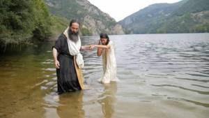 Βάφτιση στον Αλιάκμονα - Ελληνίδα που ζει στην Ιταλία έγινε Χριστιανή