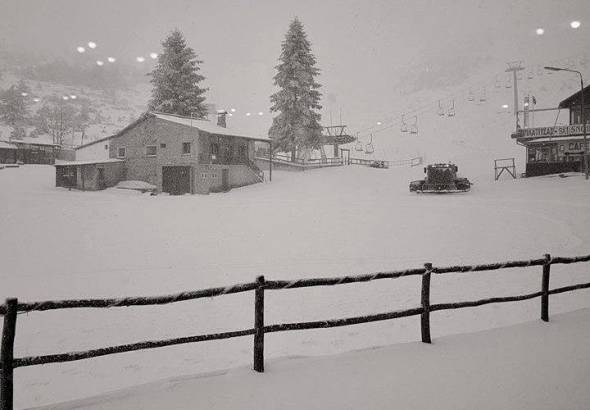 &Eta; "&Alpha;&nu;&delta;&rho;&omicron;&mu;ά&chi;&eta;" έ&phi;&epsilon;&rho;&epsilon; &chi;&iota;&omicron;&nu;&iota;ά &sigma;&tau;&eta; &Beta;ό&rho;&epsilon;&iota;&alpha; &Epsilon;&lambda;&lambda;ά&delta;&alpha;. &Tau;&omicron; έ&chi;&epsilon;&iota; &sigma;&tau;&rho;ώ&sigma;&epsilon;&iota; &sigma;&epsilon; &Sigma;έ&lambda;&iota;, &Epsilon;&lambda;&alpha;&tau;&omicron;&chi;ώ&rho;&iota;, &Mu;έ&tau;&sigma;&omicron;&beta;&omicron;