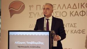 &Lambda;ά&zeta;&alpha;&rho;&omicron;&sigmaf; &Tau;&sigma;&alpha;&beta;&delta;&alpha;&rho;ί&delta;&eta;&sigmaf; &sigma;&tau;&omicron; 1&omicron; &Pi;&alpha;&nu;&epsilon;&lambda;&lambda;&alpha;&delta;&iota;&kappa;ό &Sigma;&upsilon;&mu;&pi;ό&sigma;&iota;&omicron; &Kappa;&alpha;&phi;έ: &laquo;&Eta; &Pi;&omicron;&lambda;&iota;&tau;&epsilon;ί&alpha; &sigma;&tau;&alpha;&theta;&epsilon;&rho;ό&sigmaf; &kappa;&alpha;&iota; &alpha;&xi;&iota;ό&pi;&iota;&sigma;&tau;&omicron;&sigmaf; &sigma;ύ&mu;&mu;&alpha;&chi;&omicron;&sigmaf; &mu;&iota;&alpha;&sigmaf; &delta;&upsilon;&nu;&alpha;&mu;&iota;&kappa;ή&sigmaf; &alpha;&gamma;&omicron;&rho;ά&sigmaf;&raquo;