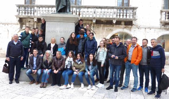 &Tau;&omicron; &Gamma;&Epsilon;&Lambda; &Mu;&epsilon;&lambda;ί&kappa;&eta;&sigmaf; &sigma;&tau;&omicron; &Sigma;&pi;&lambda;ί&tau;: &laquo;&Tau;&omicron; &delta;&iota;&alpha;&mu;ά&nu;&tau;&iota; &tau;&eta;&sigmaf; &Alpha;&delta;&rho;&iota;&alpha;&tau;&iota;&kappa;ή&sigmaf;&raquo;