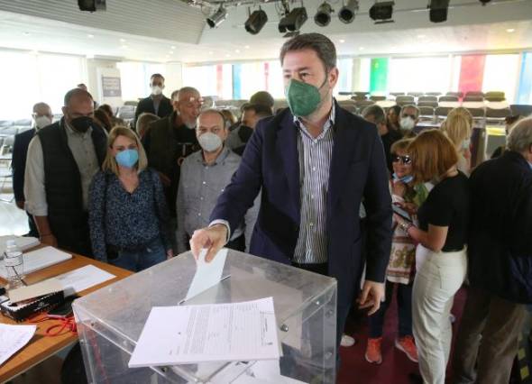 ΠΑΣΟΚ: Το παλιό όνομα και ο πράσινος ήλιος επέστρεψαν επίσημα - Μεγάλη η συμμετοχή στις εκλογές
