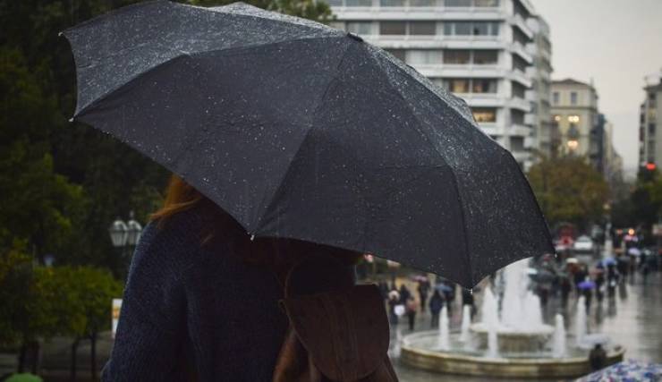 Στα δύο η Ελλάδα με βελτίωση στα βόρεια και βροχές και θυελλώδεις ανέμους στα νότια