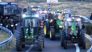 Πανελλαδική κινητοποίηση αγροτών και κτηνοτρόφων με μπλόκα σε Εθνική Οδό, λιμάνια και αεροδρόμια