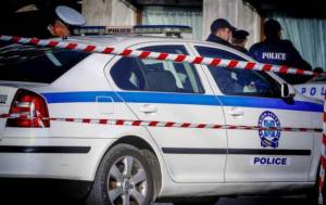 &Theta;&rho;ί&lambda;&epsilon;&rho; &sigma;&tau;&eta;&nu; &Kappa;&alpha;&tau;&epsilon;&rho;ί&nu;&eta;: &Gamma;&upsilon;&nu;&alpha;ί&kappa;&alpha; &nu;&epsilon;&kappa;&rho;ή &mu;έ&sigma;&alpha; &sigma;&tau;&omicron; &sigma;&pi;ί&tau;&iota; &tau;&eta;&sigmaf; &mu;&epsilon; &theta;&lambda;&alpha;&sigma;&tau;&iota;&kappa;ό &tau;&rho;&alpha;ύ&mu;&alpha; &sigma;&tau;&omicron; &kappa;&epsilon;&phi;ά&lambda;&iota;