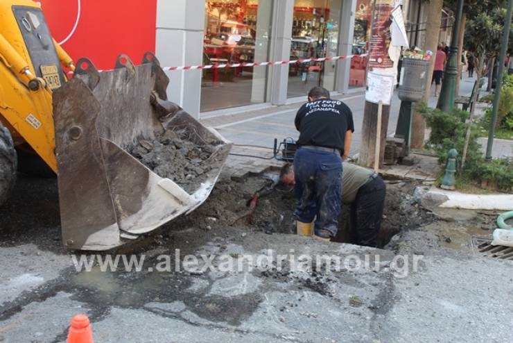 Συνεργείο της ΔΕΥΑ σε κεντρικό σημείο της Αλεξάνδρειας (φώτο)