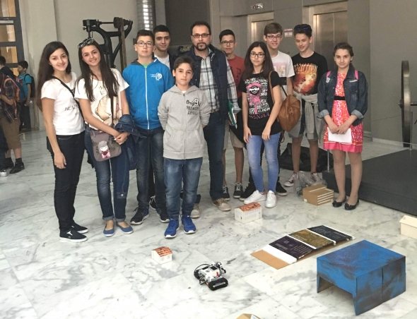 &Delta;&upsilon;&nu;&alpha;&mu;&iota;&kappa;ή  &pi;&alpha;&rho;&omicron;&upsilon;&sigma;ί&alpha; &tau;&omicron;&upsilon; 1&omicron;&upsilon; &Gamma;&upsilon;&mu;&nu;&alpha;&sigma;ί&omicron;&upsilon; &Alpha;&lambda;&epsilon;&xi;ά&nu;&delta;&rho;&epsilon;&iota;&alpha;&sigmaf; &sigma;&tau;&omicron; 8&omicron; &Mu;&alpha;&theta;&eta;&tau;&iota;&kappa;ό &Sigma;&upsilon;&nu;έ&delta;&rho;&iota;&omicron; &Pi;&lambda;&eta;&rho;&omicron;&phi;&omicron;&rho;&iota;&kappa;ή&sigmaf;