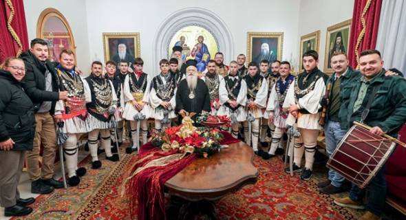 &Kappa;ά&lambda;&alpha;&nu;&tau;&alpha; &alpha;&pi;ό ό&lambda;&eta; &tau;&eta;&nu; &Epsilon;&lambda;&lambda;ά&delta;&alpha; &alpha;&nu;&tau;ή&chi;&eta;&sigma;&alpha;&nu; &sigma;&tau;&omicron; &Mu;&eta;&tau;&rho;&omicron;&pi;&omicron;&lambda;&iota;&tau;&iota;&kappa;ό &Mu;έ&gamma;&alpha;&rho;&omicron; &Beta;&epsilon;&rho;&omicron;ί&alpha;&sigmaf;