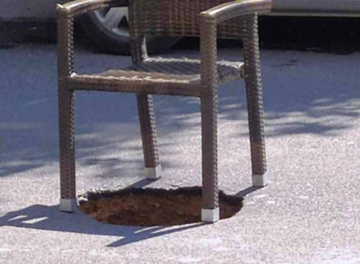 Η φωτογραφία της Ημέρας στην Αλεξάνδρεια ή πώς καλύπτεις μία τρύπα με καρέκλα
