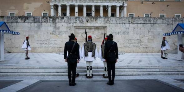&Delta;έ&omicron;&sigmaf; &kappa;&alpha;&iota; &sigma;&upsilon;&gamma;&kappa;ί&nu;&eta;&sigma;&eta;: &Pi;ό&nu;&tau;&iota;&omicron;&iota; &Epsilon;ύ&zeta;&omega;&nu;&epsilon;&sigmaf; &sigma;&tau;&eta;&nu; &alpha;&lambda;&lambda;&alpha;&gamma;ή &Pi;&rho;&omicron;&epsilon;&delta;&rho;&iota;&kappa;ή&sigmaf; &Phi;&rho;&omicron;&upsilon;&rho;ά&sigmaf; (&epsilon;&iota;&kappa;ό&nu;&epsilon;&sigmaf; &amp; &beta;ί&nu;&tau;&epsilon;&omicron;)