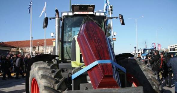 Απόβαση αγροτών στο λιμάνι της Θεσσαλονίκης: Κλειστές οι πύλες και διαδηλωτές από όλη τη Βόρεια Ελλάδα