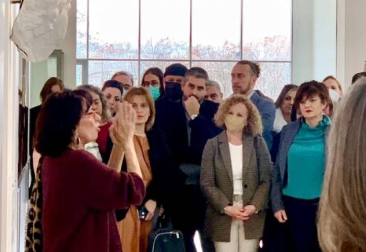&Phi;&rho;ό&sigma;&omega; &Kappa;&alpha;&rho;&alpha;&sigma;&alpha;&rho;&lambda;ί&delta;&omicron;&upsilon;: &Lambda;&upsilon;&pi;ά&mu;&alpha;&iota; &pi;&omicron;&upsilon; &tau;&alpha; &epsilon;&gamma;&kappa;&alpha;ί&nu;&iota;&alpha; &tau;&omicron;&upsilon; &Mu;&omicron;&upsilon;&sigma;&epsilon;ί&omicron;&upsilon; &tau;&omega;&nu; &Alpha;&iota;&gamma;ώ&nu; έ&gamma;&iota;&nu;&alpha;&nu; &mu;&epsilon; &tau;&eta;&nu; &tau;&omicron;&pi;&iota;&kappa;ή &kappa;&omicron;&iota;&nu;&omega;&nu;ί&alpha; &alpha;&pi;&omicron;&kappa;&lambda;&epsilon;&iota;&sigma;&mu;έ&nu;&eta; &kappa;&alpha;&iota; &alpha;&pi;&omicron;&upsilon;&sigma;ί&alpha; &pi;&rho;&omicron;&sigma;ώ&pi;&omega;&nu; &pi;&omicron;&upsilon; &sigma;&upsilon;&nu;έ&beta;&alpha;&lambda;&alpha;&nu; &tau;&alpha; &mu;έ&gamma;&iota;&sigma;&tau;&alpha;