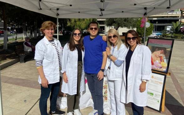 &Omicron;&iota; &Mu;&alpha;ί&epsilon;&sigmaf; &tau;&omicron;&upsilon; &Kappa;έ&nu;&tau;&rho;&omicron;&upsilon; &Upsilon;&gamma;&epsilon;ί&alpha;&sigmaf; &Alpha;&lambda;&epsilon;&xi;ά&nu;&delta;&rho;&epsilon;&iota;&alpha;&sigmaf; &gamma;&iota;ό&rho;&tau;&alpha;&sigma;&alpha;&nu; &tau;&eta;&nu; &Pi;&alpha;&gamma;&kappa;ό&sigma;&mu;&iota;&alpha; &Epsilon;&beta;&delta;&omicron;&mu;ά&delta;&alpha; &Mu;&eta;&tau;&rho;&iota;&kappa;&omicron;ύ &Theta;&eta;&lambda;&alpha;&sigma;&mu;&omicron;ύ