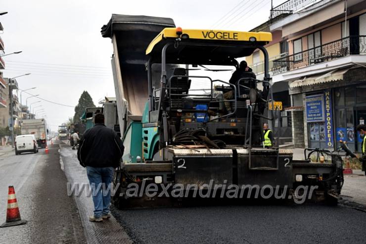 Συνεχίζεται η ασφαλτόστρωση της οδού 28ης Οκτωβρίου στην Αλεξάνδρεια