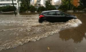 Προβλήματα από την κακοκαιρία στην Κ. Μακεδονία - Εγκλωβίστηκαν οδηγοί, έπεσαν δέντρα, έκλεισαν δρόμοι