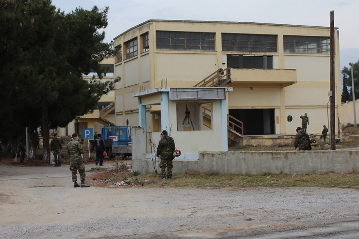 Στρατιώτες προετοιμάζουν το στρατόπεδο της Σίνδου για τους πρόσφυγες