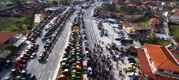 Αποχωρούν οι αγρότες από το μπλόκο των Τεμπών