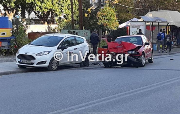 Παραλίγο τραγωδία - Αυτοκίνητο κόντεψε να παρασύρει δύο μαθητές που πήγαιναν στο σχολείο τους στη Βέροια (φωτο)