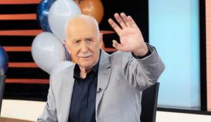 Έ&phi;&upsilon;&gamma;&epsilon; &alpha;&pi;ό &tau;&eta; &zeta;&omega;ή &omicron; &delta;&eta;&mu;&omicron;&sigma;&iota;&omicron;&gamma;&rho;ά&phi;&omicron;&sigmaf; &Gamma;&iota;ώ&rho;&gamma;&omicron;&sigmaf; &Pi;&alpha;&pi;&alpha;&delta;ά&kappa;&eta;&sigmaf; &mu;&epsilon;&tau;ά &alpha;&pi;ό &omicron;&xi;ύ έ&mu;&phi;&rho;&alpha;&gamma;&mu;&alpha;