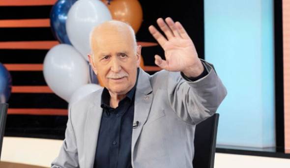 Έ&phi;&upsilon;&gamma;&epsilon; &alpha;&pi;ό &tau;&eta; &zeta;&omega;ή &omicron; &delta;&eta;&mu;&omicron;&sigma;&iota;&omicron;&gamma;&rho;ά&phi;&omicron;&sigmaf; &Gamma;&iota;ώ&rho;&gamma;&omicron;&sigmaf; &Pi;&alpha;&pi;&alpha;&delta;ά&kappa;&eta;&sigmaf; &mu;&epsilon;&tau;ά &alpha;&pi;ό &omicron;&xi;ύ έ&mu;&phi;&rho;&alpha;&gamma;&mu;&alpha;