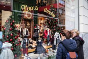 Χριστούγεννα 2019: Πότε ξεκινά το εορταστικό ωράριο -3 Κυριακές ανοικτά τα καταστήματα