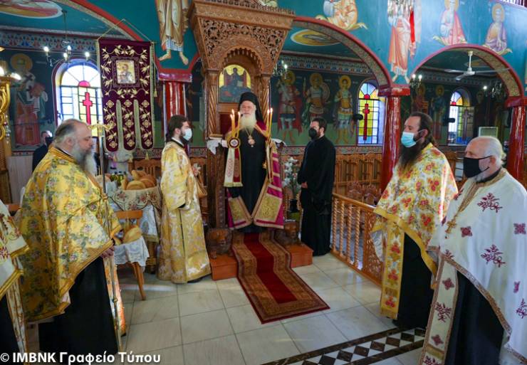 Πανηγυρικός Εσπερινός στον Ιερό Ναό των Αγίων Κωνσταντίνου και Ελένης Λουτρού (ΦΩΤΟ)