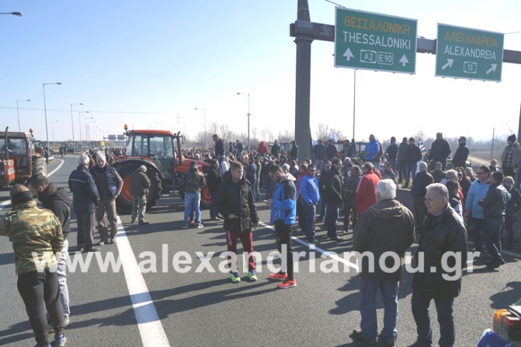 &#039;Εκλεισε η Εγνατία Οδός στο κόμβο Νησελίου για 2 ώρες από αγρότες του Δ. Αλεξάνδρειας