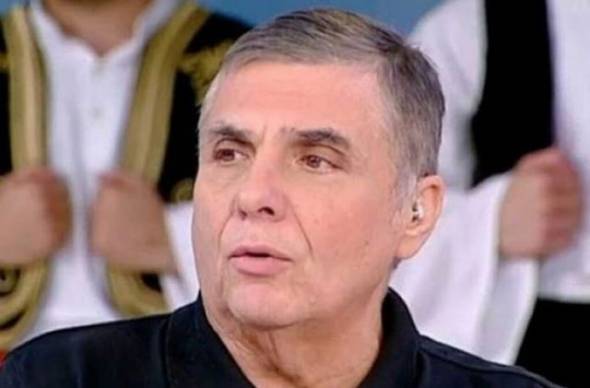 &laquo;Έ&phi;&upsilon;&gamma;&epsilon;&raquo; &alpha;&pi;ό &kappa;&omicron;&rho;&omicron;&nu;&omicron;ϊό o &delta;&eta;&mu;&omicron;&sigma;&iota;&omicron;&gamma;&rho;ά&phi;&omicron;&sigmaf;  &Gamma;&iota;ώ&rho;&gamma;&omicron;&sigmaf; &Tau;&rho;ά&gamma;&kappa;&alpha;&sigmaf; - &Eta; &alpha;&nu;&alpha;&kappa;&omicron;ί&nu;&omega;&sigma;&eta; &tau;&omicron;&upsilon; &nu;&omicron;&sigma;&omicron;&kappa;&omicron;&mu;&epsilon;ί&omicron;&upsilon;