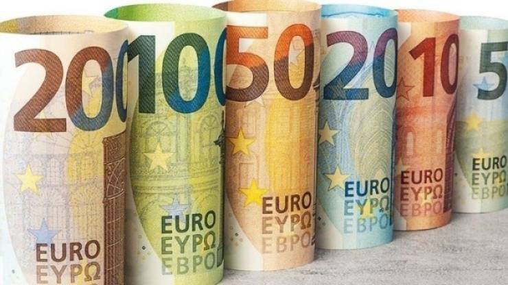 Νέοι αυστηροί κανόνες για τα μετρητά: Τι θα ισχύσει για τράπεζες και εμπόρους