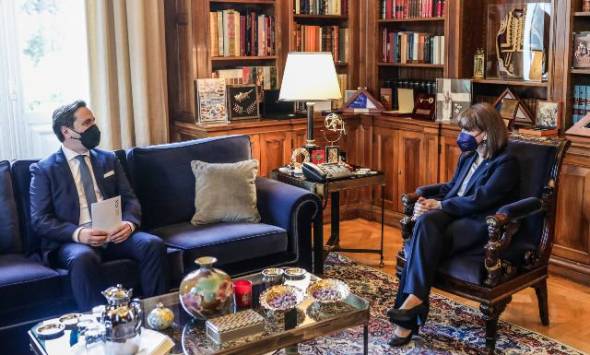 &Sigma;&upsilon;&nu;ά&nu;&tau;&eta;&sigma;&eta; &tau;&omicron;&upsilon; &Delta;&eta;&mu;ά&rho;&chi;&omicron;&upsilon; &Nu;ά&omicron;&upsilon;&sigma;&alpha;&sigmaf; &Nu;&iota;&kappa;ό&lambda;&alpha; &Kappa;&alpha;&rho;&alpha;&nu;&iota;&kappa;ό&lambda;&alpha; &mu;&epsilon; &tau;&eta;&nu; &Pi;&rho;ό&epsilon;&delta;&rho;&omicron; &tau;&eta;&sigmaf; &Delta;&eta;&mu;&omicron;&kappa;&rho;&alpha;&tau;ί&alpha;&sigmaf;