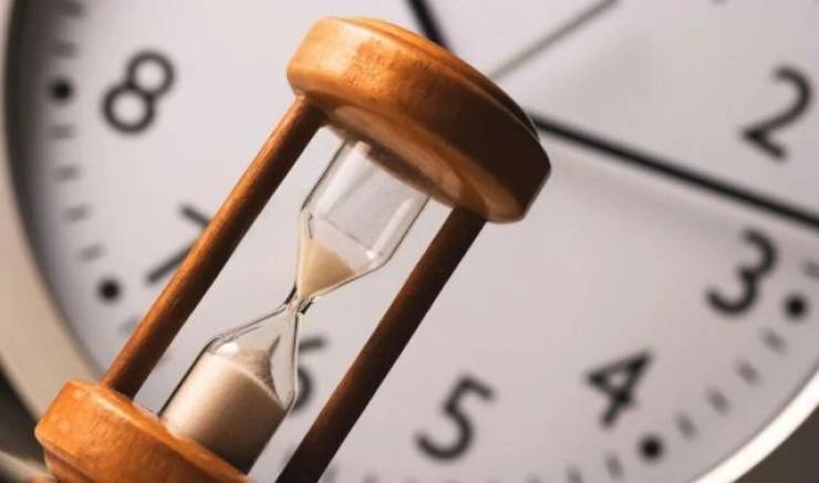 &Chi;&epsilon;&iota;&mu;&epsilon;&rho;&iota;&nu;ή ώ&rho;&alpha;: &Pi;ό&tau;&epsilon; &gamma;&upsilon;&rho;ί&zeta;&omicron;&upsilon;&mu;&epsilon; &tau;&alpha; &rho;&omicron;&lambda;ό&gamma;&iota;&alpha; &mu;ί&alpha; ώ&rho;&alpha; &pi;ί&sigma;&omega;