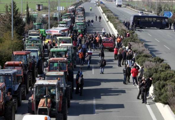 ¨Αγριεύουν οι αγρότες¨ - Έκλεισαν την Εγνατία οδό στο Νησέλι - Αποκλεισμός της Ε.Ο. Θεσσαλονίκης – Νέων Μουδανιών - Την Τρίτη η συνάντηση με Μητσοτάκη