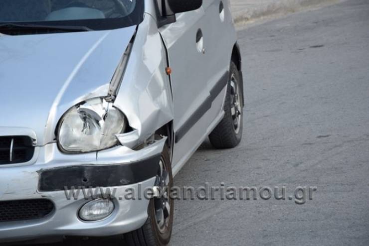 Tροχαίο με υλικές ζημιές μπροστά στο Δημαρχείο Αλεξάνδρειας