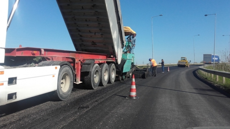 Εργασίες αποκατάστασης του οδοστρώματος στην αερογέφυρα κόμβου Νησελίου