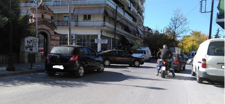 Τροχαίο μπροστά στο ΚΤΕΛ Αλεξάνδρειας