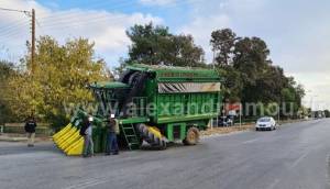 Ακινητοποιήθηκε βαμβακοσυλλεκτική μηχανή στη μέση του δρόμου στο ύψος του Βρυσακίου(φωτο)