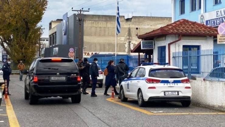 Απίστευτο περιστατικό στo Aιγίνιο Πιερίας: «Θεματοφύλακες του Συντάγματος» συνέλαβαν διευθυντή σχολείου και τον έτρεχαν στο αστυνομικό τμήμα