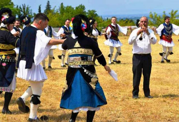 Η Εστία Ρουμλουκιωτών στη Λαμπαδηδρομία ΤΟ ΦΩΣ ΤΗΣ ΜΝΗΜΗΣ - ΜΙΕΖΑ ΑΙΓΕΣ ΟΙΚΟΥΜΕΝΗ(ΦΩΤΟ)