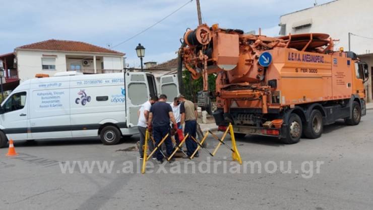 ¨Ρομποτική¨ λύση αναζητά η ΔΕΥΑ Αλεξάνδρειας για τη βλάβη στον αγωγό μπροστά από το Δημαρχείο