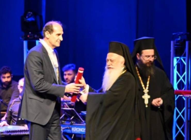 Ο Απόστολος Βεσυρόπουλος βραβεύτηκε από τον Μητροπολίτη μας με τον Χρυσό Σταυρό των Παυλείων