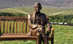 &Gamma;&lambda;&upsilon;&pi;&tau;ό &mu;&epsilon; &tau;&eta; &mu;&omicron;&rho;&phi;ή &tau;&omicron;&upsilon; &Gamma;&iota;ά&nu;&nu;&eta; &Mu;&pi;&omicron;&upsilon;&tau;ά&rho;&eta; &tau;&omicron;&pi;&omicron;&theta;&epsilon;&tau;ή&theta;&eta;&kappa;&epsilon; &sigma;&tau;&omicron; &Kappa;&tau;ή&mu;&alpha; &uml;&Kappa;&upsilon;&rho; &Gamma;&iota;ά&nu;&nu;&eta;&uml;&sigma;&tau;&eta; &Nu;ά&omicron;&upsilon;&sigma;&alpha;