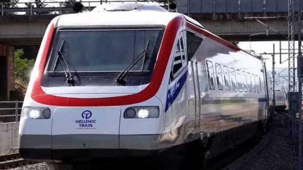 Ακινητοποιήθηκε τρένο στον σταθμό Αλεξάνδρειας λόγω φωτιάς κοντά στη γραμμή