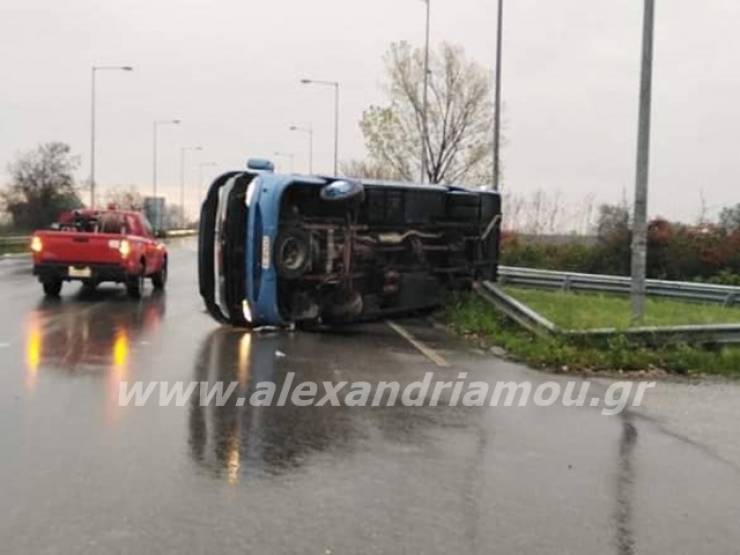 Εκτροπή και ανατροπή τουριστικού λεωφορείου στον κόμβο Νησελίου(φωτο-βίντεο)