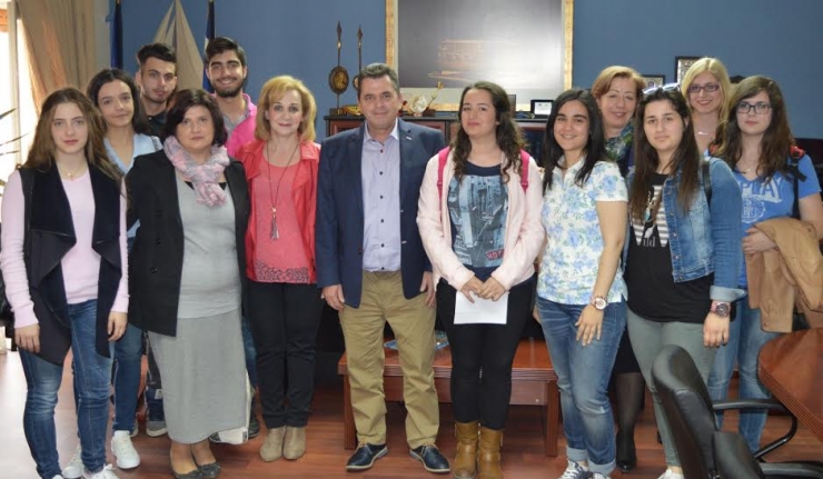Τους πρωτεύσαντες στον πανελλήνιο διαγωνισμό επιχειρηματολογίας, μαθητές του 3ου ΓΕΛ Βέροιας, υποδέχθηκε ο αντιπεριφερειάρχης Ημαθίας κ. Κώστας Καλαϊτζίδης